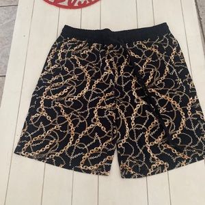 Forever 21 mend shorts. Black Roth gold chain print.NWT in size M